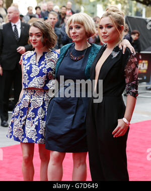 (Von links nach rechts) Maisie Williams, Regisseurin des Films Carol Morley und Florence Pugh, die zur Vorführung des Fallens beim BFI London Film Festival im Odeon West End am Leicester Square in London kommen. DRÜCKEN SIE VERBANDSFOTO. Bilddatum: Samstag, 11. Oktober 2014. Das Foto sollte lauten: Yui Mok/PA Wire Stockfoto