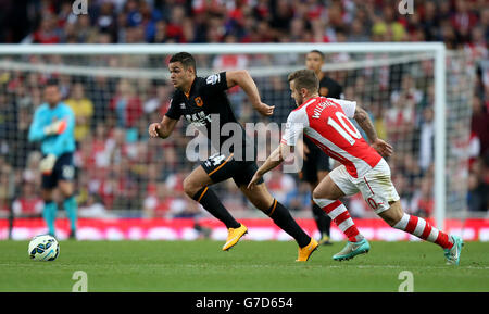 Hatem Ben Arfa von Hull City, (links) kämpft um den Besitz des Balls mit Jack Wilshere von Arsenal, (rechts) Stockfoto