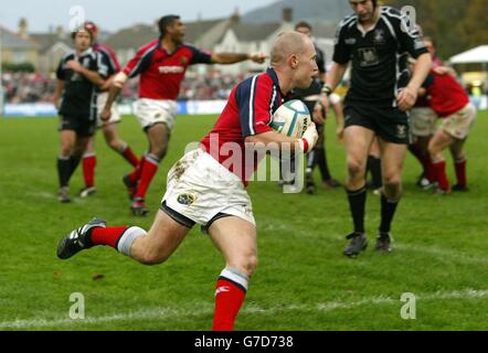 Peter Stringer läuft im einzigen Versuch von Münster gegen die Ospreys während Munster's 20-18 Sieg im Heineken Cup Spiel im Knoll, Neath Stockfoto