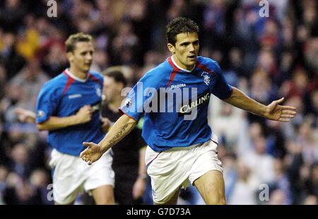 Nacho Novo der Rangers feiert, nachdem sie während des Spiels der Bank of Scotland Premier League im Ibrox Stadium in Glasgow gegen Aberdeen erzielt hat Stockfoto