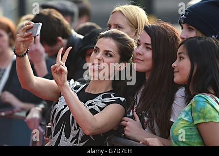 Charlotte Riley posiert für ein Selfie mit Fans bei der Premiere von Peaky Blinders: Series 2 im Broad Street Cineworld, Birmingham. Stockfoto