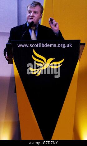 Vorsitzender der Liberaldemokraten Charles Kennedy während seiner Rede auf der schottischen Konferenz seiner Partei an der Glasgow Caledonian University. Stockfoto