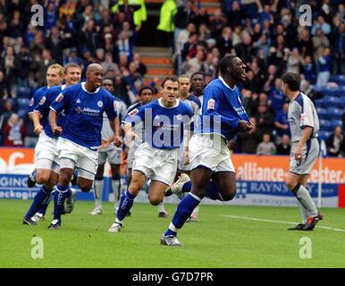 Leicester City / Preston North End am Walker's Stadium. Leicester's Trevor Benjamin erzielt sein erstes Tor während des Coca-Cola Championship-Spiels im Walker's Stadium, Leicester KEINE INOFFIZIELLE CLUB WEBSITE-NUTZUNG. Stockfoto