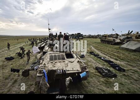 Bisher unveröffentlichtes Bild vom 19/09/14 von Soldaten aus 1 Yorks, die ihre gepanzerten Fahrzeuge während einiger Auszeit während der Übung Prarie Storm halten, trainieren etwa 1,000 Soldaten auf einem Scheinschlachtfeld in Suffield, Kanada, als Teil der größten Trainingsübung der britischen Armee des Jahres. Stockfoto