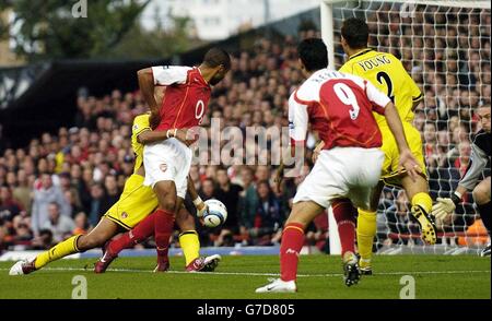 Arsenals Thierry Henry (links) erzielt bei ihrem Barclays Premiership-Spiel in Highbury, London, ein Tor gegen Charlton Athletic. Stockfoto