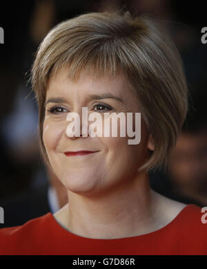 Nicola Sturgeon, die stellvertretende erste Ministerin Schottlands, lächelt, als sie während einer Pressekonferenz in der Glasgow Royal Concert Hall ihre Bewerbung um die Nachfolge von Alex Salmond als erste Vorsitzende der SNP und erste erste Ministerin Schottlands antritt. Stockfoto