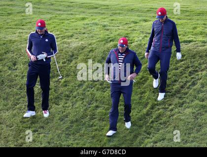 Golf - 40. Ryder Cup - Praxis Tag zwei - Gleneagles. Keegan Bradley (links), Phil Mickleson (Mitte) und Jimmy Walker vom Team USA während eines Trainings auf dem Gleneagles Golf Course, Perthshire. Stockfoto