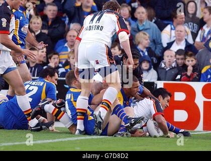 Shontayne Hape (rechts) von Bradford Bulls quetscht sich durch ein Spielerpack, um die Punktevergabe während ihres Tetley's Super League Qualifying Semi-Final Matches in Headingley zu eröffnen. Stockfoto