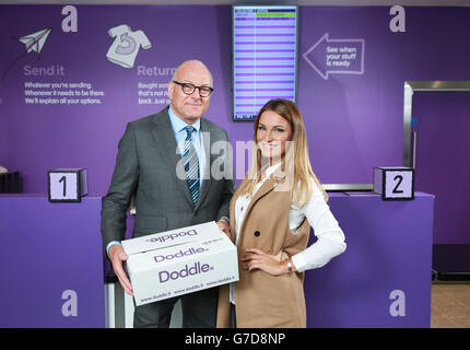 Sam Faiers holt mit Lloyd Dorfman am Londoner Bahnhof Waterloo die ersten Pakete von Doddle ab - einem brandneuen Sammel- und Retourenhändler in und um Bahnhöfe im ganzen Land, damit Online-Käufer Pakete sammeln, versenden und zurückgeben können. Stockfoto