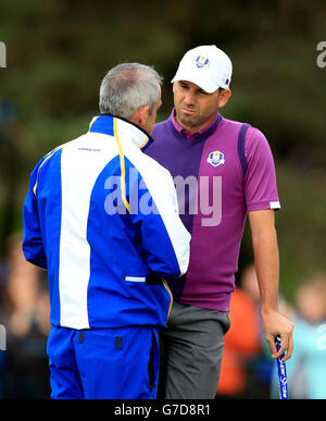 Golf - 40. Ryder Cup - Praxis Tag zwei - Gleneagles. Der europäische Sergio Garcia (rechts) hört Kapitän Paul McGinley während einer Trainingseinheit auf dem Gleneagles Golf Course, Perthshire. Stockfoto