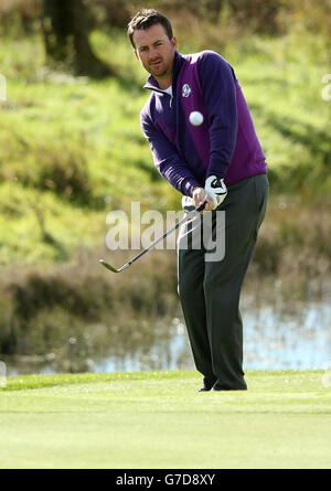 Golf - 40. Ryder Cup - Praxis Tag zwei - Gleneagles. Europas Graeme McDowell während einer Übungssitzung Stockfoto