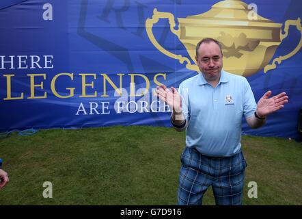 Golf - 40. Ryder Cup - Praxis Tag zwei - Gleneagles. Schottlands erster Minister Alex Salmond beim Ryder Cup während einer Trainingseinheit auf dem Gleneagles Golf Course, Perthshire. Stockfoto