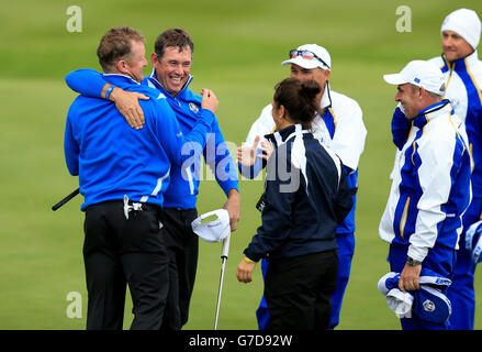 Europas Jamie Donaldson (links) und Lee Westwood (zweite links) feiern, nachdem sie ihr Viererspiel mit Kapitän Paul McGinley am ersten Tag des 40. Ryder Cup auf dem Gleneagles Golf Course, Perthshire, gewonnen haben. Stockfoto