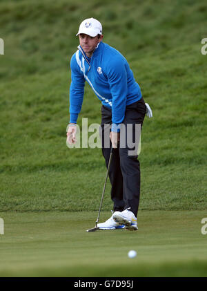 Golf - 40. Ryder Cup - erster Tag - Gleneagles. Europas Rory McIlroy bei den Viererspielen am ersten Tag des 40. Ryder Cup auf dem Gleneagles Golf Course, Perthshire. Stockfoto