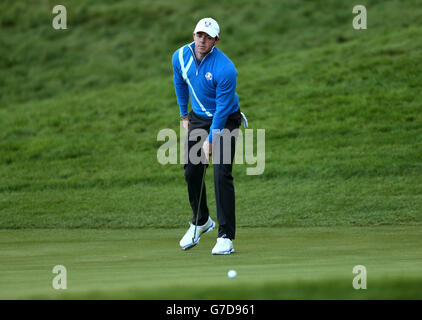 Golf - 40. Ryder Cup - erster Tag - Gleneagles. Europas Rory McIlroy reagiert beim Viererspiel am ersten Tag des 40. Ryder Cup auf dem Gleneagles Golf Course, Perthshire. Stockfoto