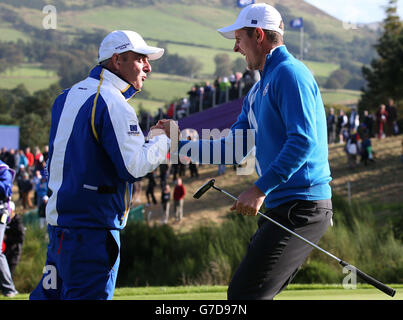 Europas Justin Rose feiert mit Kapitän Paul McGinley nach seinem Viererspiel am ersten Tag des 40. Ryder Cup auf dem Gleneagles Golf Course, Perthshire. Stockfoto