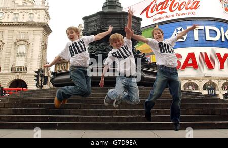 Billy Elliot Schauspieler, von links nach rechts; Liam Mower, 12, von Hull, George McGuire, 13, aus Stanford-Le Hope und James Lomas, 14, aus Sheffield posieren für Fotografen während einer Fotozelle für das neue Musical Billy Elliot im Piccadilly Circus im Zentrum von London. Die drei Jungen wurden aus über 3000 Hoffnungsträger ausgewählt, um die Titelrolle in Billy Elliot, dem Musical, unter der Regie von Stephen Daldry, zu spielen und im Mai 2005 im Victoria Palace Theatre zu eröffnen. Stockfoto