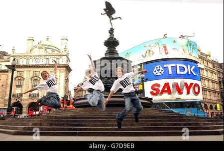 Billy Elliot Schauspieler, von links nach rechts; Liam Mower, 12, von Hull, George McGuire, 13, aus Stanford-Le Hope und James Lomas, 14, aus Sheffield posieren für Fotografen während einer Fotozelle für das neue Musical Billy Elliot im Piccadilly Circus im Zentrum von London. Die drei Jungen wurden aus über 3000 Hoffnungsträger ausgewählt, um die Titelrolle in Billy Elliot, dem Musical, unter der Regie von Stephen Daldry, zu spielen und im Mai 2005 im Victoria Palace Theatre zu eröffnen. Stockfoto