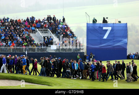 Golf - 40. Ryder Cup - Tag 2 - Gleneagles. Fans überqueren den Platz während der Fourballs Stockfoto