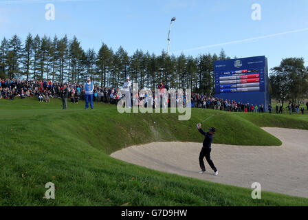 Golf - 40. Ryder Cup - Tag 2 - Gleneagles. Die US-Amerikanerin Bubba Watson holt sich den Bunker am zweiten Fourballs-Tag des 40. Ryder Cup auf dem Gleneagles Golf Course in Perthshire. Stockfoto