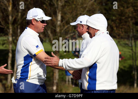 Europas Lee Westwood (links) schüttelt sich nach den Fourball-Spielen am zweiten Tag des 40. Ryder Cup auf dem Gleneagles Golf Course, Perthshire, die Hände mit Vizekapitän Sam Torrance. Stockfoto