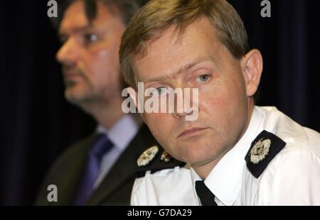 Peter Neyroud, Chief Constable von Thames Valley, und Mick Tighe, Detective Superintendant (Hintergrund), im Polizeihauptquartier von Kidlington, während einer Pressekonferenz zur Überprüfung der Schießereien am Highmoor Cross. Gründe, warum es mehr als eine Stunde gedauert hat, bis medizinische Teams Zugang zum Drehort bei einem Grillfest der Familie Oxfordshire erhielten, werden erwartet, gegeben zu werden. Stockfoto