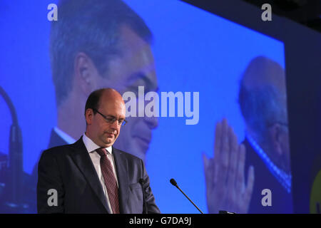 Mark Reckless von UKIP hält seine Rede während der Ukip-Jahreskonferenz auf der Rennbahn Doncaster in South Yorkshire. Stockfoto