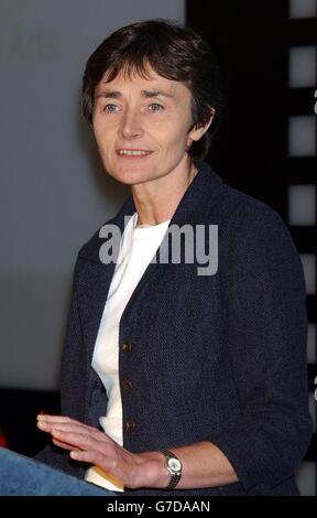 Estelle Morris, Ministerin für Kunst, stellt während der Vorstellung der National Schools Film Week 2004 im Vue Cinema am Leicester Square im Zentrum von London für Fotografen vor. Die Veranstaltung, die nun zum neunten Mal stattfindet, findet vom 7-15. Bis 20. Oktober statt und soll dazu beitragen, die unschätzbare Rolle, die der Film im Schulunterricht spielt, zu entwickeln und zu unterstützen. Stockfoto