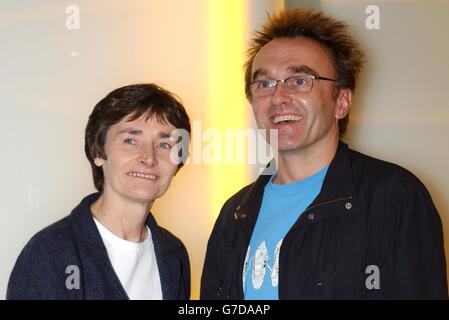 Die Abgeordnete Estelle Morris, Ministerin für Kunst, und der Regisseur Danny Boyle posieren für Fotografen während der Vorstellung der National Schools Film Week 2004 im Vue Cinema am Leicester Square im Zentrum von London. Die Veranstaltung, die nun zum neunten Mal stattfindet, findet vom 7-15. Bis 20. Oktober statt und soll dazu beitragen, die unschätzbare Rolle, die der Film im Schulunterricht spielt, zu entwickeln und zu unterstützen. Stockfoto