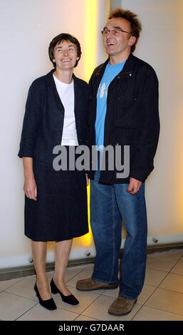 Die Abgeordnete Estelle Morris, Ministerin für Kunst, und der Regisseur Danny Boyle posieren für Fotografen während der Vorstellung der National Schools Film Week 2004 im Vue Cinema am Leicester Square im Zentrum von London. Die Veranstaltung, die nun zum neunten Mal stattfindet, findet vom 7-15. Bis 20. Oktober statt und soll dazu beitragen, die unschätzbare Rolle, die der Film im Schulunterricht spielt, zu entwickeln und zu unterstützen. Stockfoto