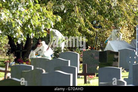 Vandalen entweihen ein Grab in Yoxall Kirchhof Stockfoto