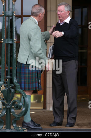 Golf - 40. Ryder Cup - Abfahrten - Gleneagles. Sir Alex Ferguson (rechts) im Gleneagles Hotel, Perthshire. Stockfoto