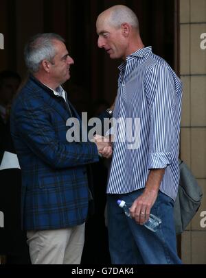 Golf - 40. Ryder Cup - Abfahrten - Gleneagles. Jim Furyk aus den USA mit dem europäischen Kapitän Paul McGinley, der das Gleneagles Hotel in Perthshire verlässt. Stockfoto