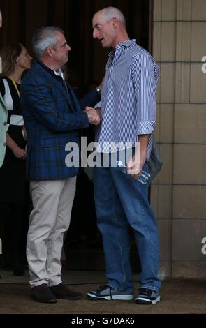 Jim Furyk, der US-Amerikaner, schüttelt sich die Hände mit dem europäischen Kapitän Paul McGinley, als er das Gleneagles Hotel in Perthshire verlässt. Stockfoto