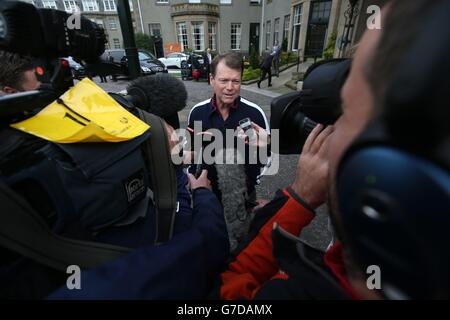 Der US-Kapitän Tom Watson spricht mit den Medien, als er das Gleneagles Hotel in Perthshire verlässt. Stockfoto