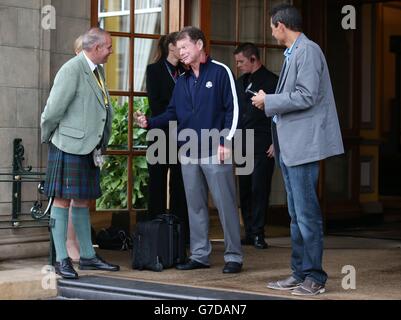 Der US-Kapitän Tom Watson spricht mit dem Portier, als er das Gleneagles Hotel in Perthshire verlässt. Stockfoto