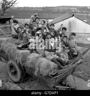 Erst kürzlich haben diese tibetischen Kinder, die im britischen Pestalozzi-Kinderdorf in Sedlescombe, nahe Battle, Sussex, eine Fahrt auf einem Bauernkarren Unternehmen, das Leben in einem Flüchtlingslager in der Nähe von Delhi überdauert. Alle Jugendlichen im Alter zwischen fünf und 13 Jahren wurden vom Dalai Lama nominiert, nach Großbritannien zu kommen, in der Hoffnung, dass sie als Ärzte, Krankenschwestern, Lehrer und Verwalter in ihr eigenes Land zurückkehren können. Stockfoto