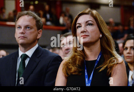 Der Vorsitzende der konservativen Partei, Grant Shapps, und Baroness Karren Brady hören, wie der Schatzkanzler George Osborne seine Keynote bei der Konferenz der Konservativen Partei im International Convention Centre in Birmingham hielt. Stockfoto