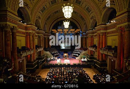 Der Gedenkgottesdienst zur Feier des Lebens der Lehrerin Ann Maguire im Rathaus von Leeds. Stockfoto