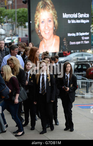 Menschen, darunter Schüler des Corpus Christi Catholic College, kommen zum Gedenkgottesdienst, um das Leben der Lehrerin Ann Maguire im Rathaus von Leeds zu feiern. Stockfoto