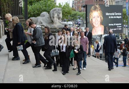 Menschen, darunter Schüler des Corpus Christi Catholic College, kommen zum Gedenkgottesdienst, um das Leben der Lehrerin Ann Maguire im Rathaus von Leeds zu feiern. Stockfoto