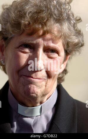 Rev Jenny Lister von der St. Peter's Parish Church, Yoxall, in der Nähe von Burton-upon-Trent, Staffordshire. Kirchenführer verurteilten heute die Vandalen, die ein Grab auf dem Kirchhof der Pfarrei ernsthaft entweiht haben. Der Tatort bleibt unter einem Polizeizelt und die Umgebung wurde abgesperrt, während forensische Teams, die mit den örtlichen Gerichtsmedizinern und Detektiven zusammenarbeiten, eine Untersuchung durchführen. Stockfoto