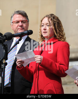 Kerry Maguire liest im Namen ihrer Familie eine Erklärung vor, die nach einem Gedenkgottesdienst anlässlich des Lebens ihrer Mutter, der Lehrerin Ann Maguire, im Rathaus von Leeds begangen wurde. Stockfoto