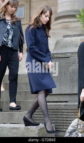 Emma Maguire geht nach einem Gedenkgottesdienst, um das Leben ihrer Mutter, der Lehrerin Ann Maguire, im Rathaus von Leeds zu feiern. Stockfoto