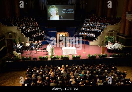 Der Gedenkgottesdienst zur Feier des Lebens der Lehrerin Ann Maguire im Rathaus von Leeds. Stockfoto