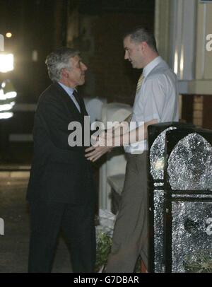 Außenminister Jack Straw schüttelt Craig Bigley, Ken Bigleys Sohn, die Hand, nachdem er das Haus der Familie in Walton, Liverpool, verlassen hat. Stockfoto