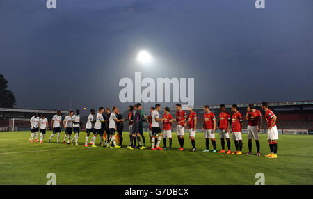 Fußball - Barclays U21 Premier League - Tottenham Hotspur U21 gegen Manchester United U21 - Lamex Stadium. Die Spieler von Manchester United und Tottenham Hotspur schütteln sich vor dem Anpfiff die Hände Stockfoto