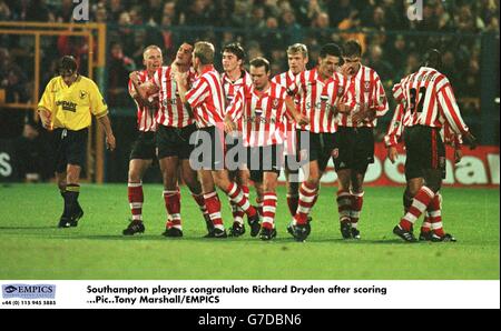 Fußball - Coca-Cola Cup - 4. Runde - Oxford United / Southampton. Die Spieler von Southampton gratulieren Richard Dryden nach dem Tor Stockfoto