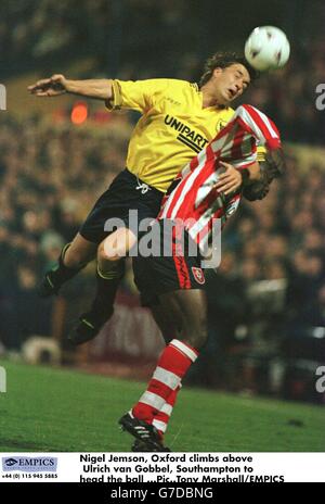 Fußball - Coca-Cola Cup - 4. Runde - Oxford United / Southampton. Nigel Jemson, Oxford United klettert über Ulrich van Gobbel, Southampton, um die Spitze zu erreichen Stockfoto