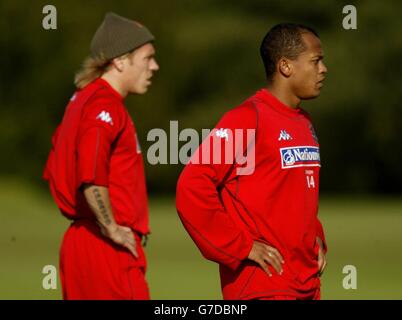 Craig Bellamy (links) und Robert Earnshaw während eines Trainings in Cardiff, vor dem WM-Qualifikationsspiel gegen Polen. Stockfoto